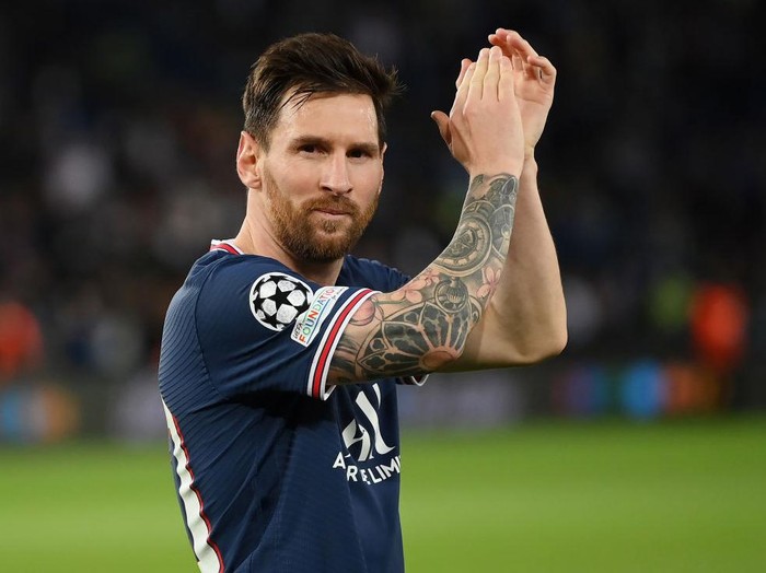 PARIS, FRANCE - SEPTEMBER 28: Lionel Messi of Paris Saint-Germain applauds the fans following victory in the UEFA Champions League group A match between Paris Saint-Germain and Manchester City at Parc des Princes on September 28, 2021 in Paris, France. (Photo by Matthias Hangst/Getty Images)