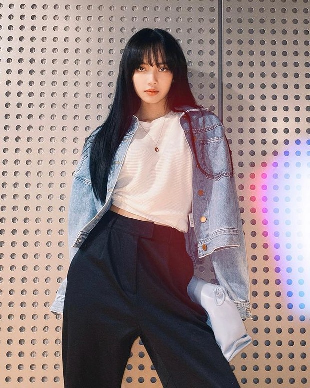 Lisa BLACKPINK tampak modis dengan jaket denim