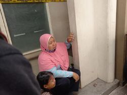 Ibu Ini Menangis, Anaknya Pekerja Pinjol Tangerang Dibawa Polisi