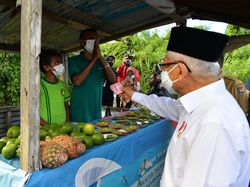Momen Maruf Sapa Pedagang-Beri Uang Segepok di Pinggir Jalan Papua Barat