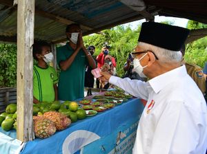 Momen Maruf Amin Beri Segepok Uang Untuk Pedagang di Papua