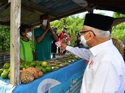 Momen Maruf Sapa Pedagang-Beri Uang Segepok di Pinggir Jalan Papua Barat