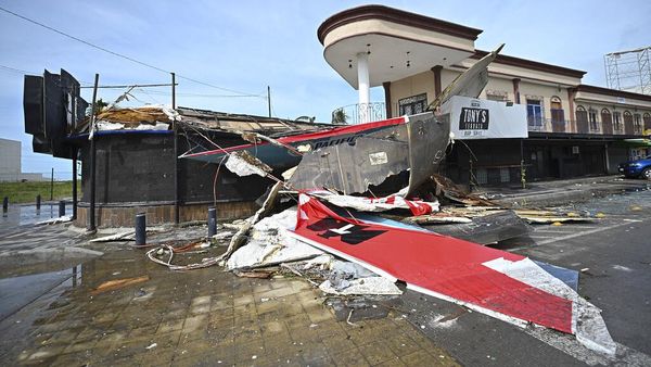Meksiko Dihantam Badai Pamela, Plang-Telepon Umum Ambruk