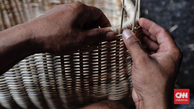 Perajin menyelesaikan produk rotan di kawasan sentra rotan Grogol. Jakarta, 14 Oktober 2021. CNN Indonesia/Adhi Wicaksono