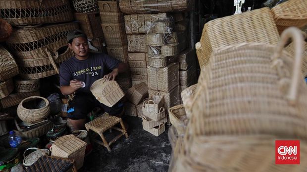 Perajin menyelesaikan produk rotan di kawasan sentra rotan Grogol. Jakarta, 14 Oktober 2021. CNN Indonesia/Adhi Wicaksono