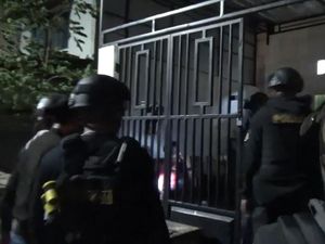 Momen Pelaku Tawuran Diciduk Polisi Saat Ngumpet di Rumah Warga