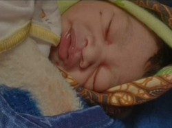 Bayi dengan Bekas Cekikan Ditemukan di Malang, Untungnya Masih Hidup