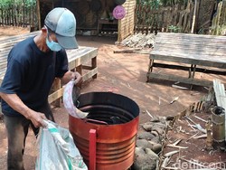 Nihil Pemasukan, Pengelola Wisata di Majalengka Terpaksa Jadi Pemulung