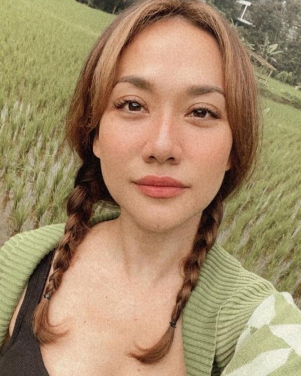 Pesona artis dengan rambut kepang