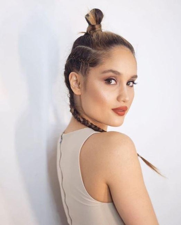 Pesona artis dengan rambut kepang