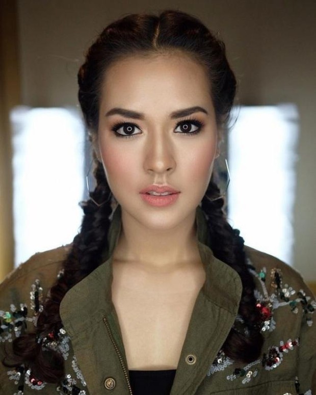 Pesona artis dengan rambut kepang