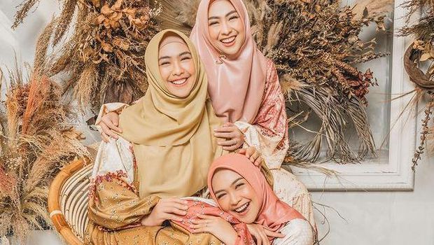 Pesona Kakak Beradik Ria Ricis, Oki Setiana Dewi & Shindy