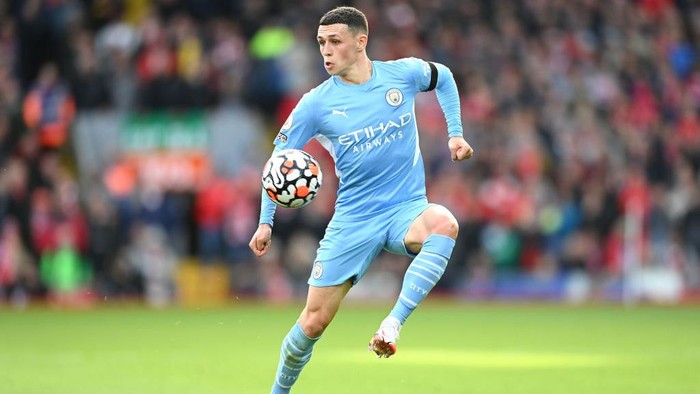 LIVERPOOL, ENGLAND - OCTOBER 03: Phil Foden of Manchester City on the ball during the Premier League match between Liverpool and Manchester City at Anfield on October 03, 2021 in Liverpool, England. (Photo by Michael Regan/Getty Images)