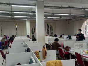 Pekerja Pinjol Kerja Hampir 11 Jam Per Hari, Gaji Cuma Rp 1,4 Juta Pekerja Pinjol Kerja Hampir 11 Jam Per Hari, Gaji Cuma Rp 1,4 Juta