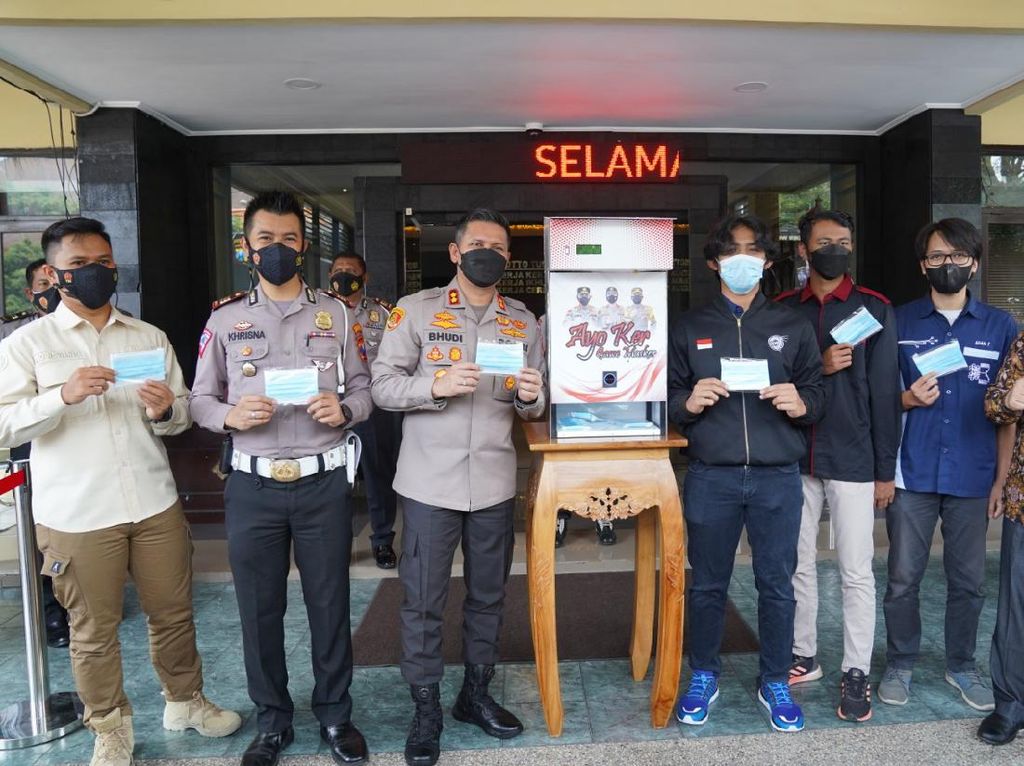 Diklaim Pertama di Indonesia, Polresta Malang Kota Luncurkan Dispenser Masker Diklaim Pertama di Indonesia, Polresta Malang Kota Luncurkan Dispenser Masker