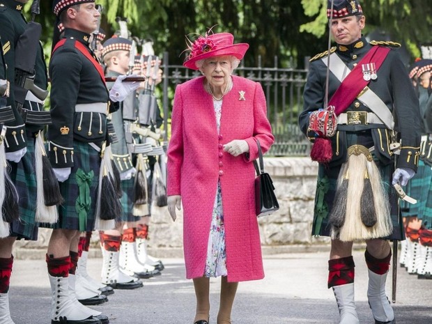 Ratu Elizabeth memberikan kode rahasia melalui tas