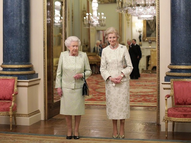 Ratu Elizabeth sering membawa tas tangan