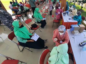Ikut Vaksinasi di Blitar Raya, Warga Antusias Bawa Pulang 10 Butir Telur