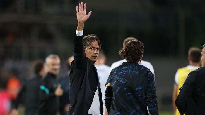 FLORENCE, ITALY - SEPTEMBER 21: Simone Inzaghi manager of FC Internazionale celebrate the victory during the Serie A match between ACF Fiorentina v FC Internazionale on September 21 in Florence, Italy.  (Photo by Gabriele Maltinti/Getty Images)