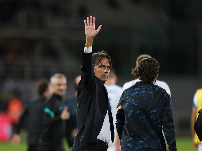 FLORENCE, ITALY - SEPTEMBER 21: Simone Inzaghi manager of FC Internazionale celebrate the victory during the Serie A match between ACF Fiorentina v FC Internazionale on September 21 in Florence, Italy.  (Photo by Gabriele Maltinti/Getty Images)