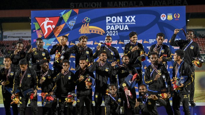 Para pesepak bola Papua berfoto bersama usai Upacara Penghormatan Pemenang final Sepak Bola Putra PON Papua di Stadion Mandala, Kota Jayapura, Papua, Kamis (14/10/2021). Tim sepak bola putra Papua menang atas tim sepak bola putra Aceh dengan skor 2-0. ANTARA FOTO/Nova Wahyudi/wsj.
