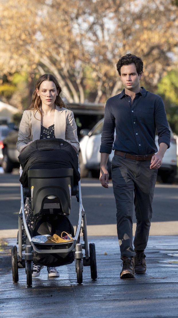 YOU (L to R) PENN BADGLEY as JOE GOLDBERG and VICTORIA PEDRETTI as LOVE QUINN in episode 301 of YOU Cr. JOHN P. FLEENOR/NETFLIX © 2021