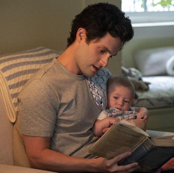 YOU (L to R) PENN BADGLEY as JOE GOLDBERG and VICTORIA PEDRETTI as LOVE QUINN in episode 301 of YOU Cr. JOHN P. FLEENOR/NETFLIX © 2021