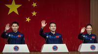 3 Astronaut China Siap Tinggal 6 Bulan di Luar Angkasa