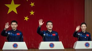 3 Astronaut China Siap Tinggal 6 Bulan di Luar Angkasa
