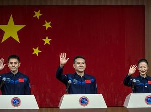 3 Astronaut China Siap Tinggal 6 Bulan di Luar Angkasa 3 Astronaut China Siap Tinggal 6 Bulan di Luar Angkasa