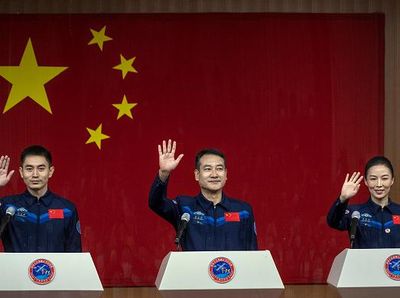 3 Astronaut China Siap Tinggal 6 Bulan di Luar Angkasa