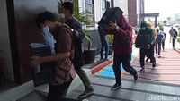 83 Debt Collector Pinjol Ilegal Sleman Digelandang ke Mapolda Jabar