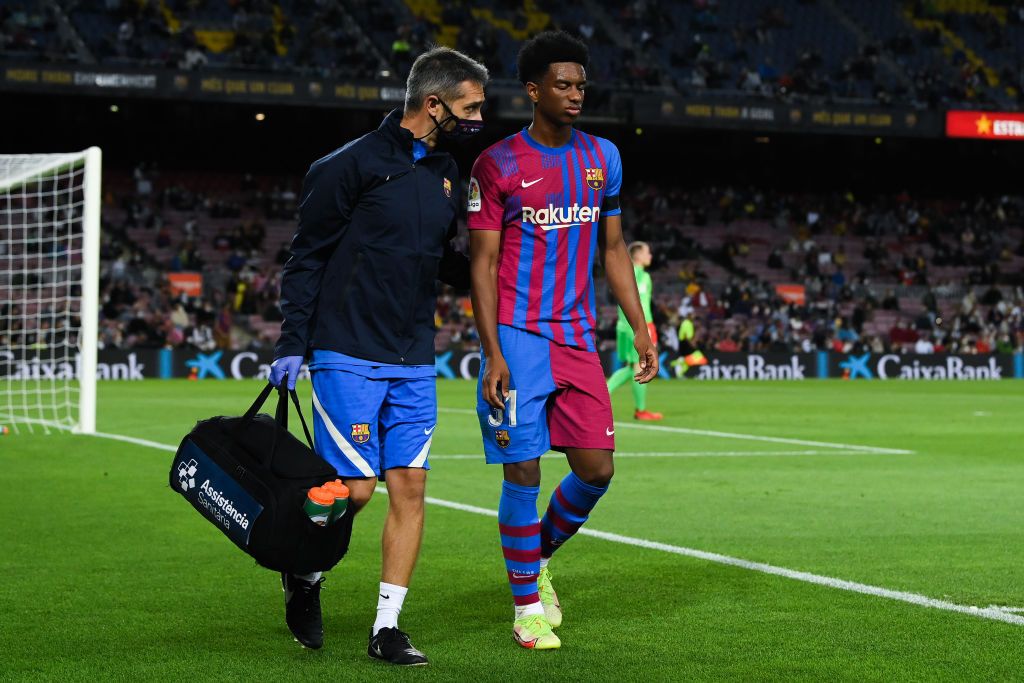 BARCELONA, SPAIN - SEPTEMBER 20: Alejandro Balde of FC Barcelona leaves injured the pitch during the La Liga Santander match between FC Barcelona and Granada CF at Camp Nou on September 20, 2021 in Barcelona, Spain. (Photo by David Ramos/Getty Images)