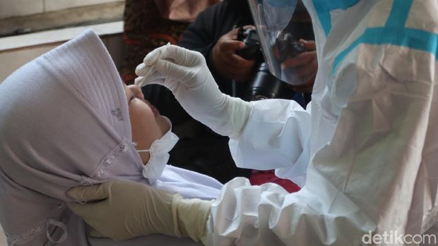 30 orang siswa dan 3 orang guru SDN 15 Kresna, Cicendo, Kota Bandung menjalani tes PCR. Hal ini dilakukan untuk mengantisipasi penyebaran COVID-19 di lingkungan sekolah atau klaster COVID-19 di lingkungan sekolah.