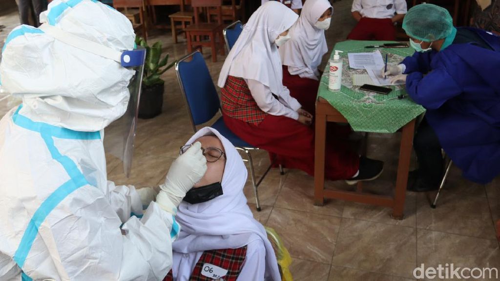 Antisipasi Klaster Sekolah, Pelajar di Kota Bandung Jalani Tes PCR