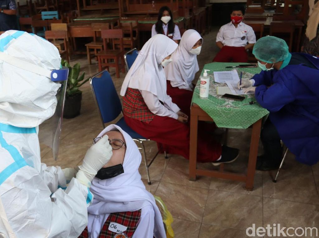 Antisipasi Klaster Sekolah, Pelajar di Kota Bandung Jalani Tes PCR