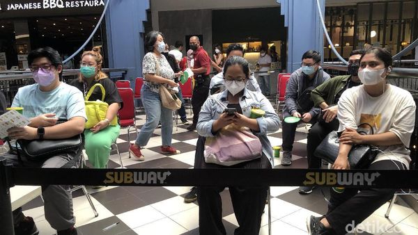 Ambil Risiko Berkerumun Demi Roti Isi Subway, Nggak Takut Varian Delta?