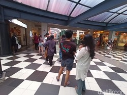 Makin Sore Antrean Subway Kian Panjang Sampai Halangi Jalan