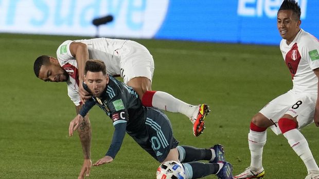 Peru's Alexander Callens, top, and Argentina's Lionel Messi fight for the ball during a qualifying soccer match for the FIFA World Cup Qatar 2022 at Monumental Antonio Vespucio Liberti stadium in Buenos Aires, Argentina, Thursday, Oct.14, 2021. (AP Photo/Natacha Pisarenko)