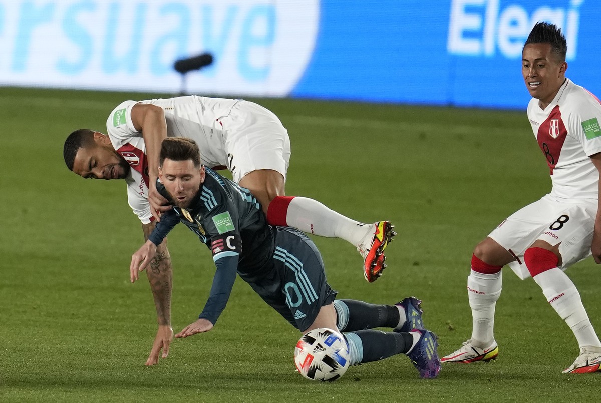 Lionel Messi keluhkan wasit saat Argentina menang tipis atas Peru di Kualifikasi Piala Dunia 2022. (Foto: AP/Natacha Pisarenko)