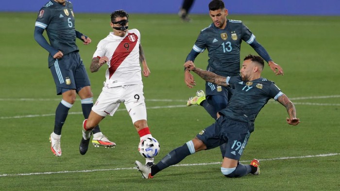 BUENOS AIRES, ARGENTINA - OCTOBER 14: Gianluca Lapadula of Peru and Nicolas Otamendi of Argentina fight for the ball during a match between Argentina and Peru as part of South American Qualifiers for Qatar 2022 at Estadio Monumental Antonio Vespucio Liberti on October 14, 2021 in Buenos Aires, Argentina. (Photo by Daniel Jayo/Getty Images)