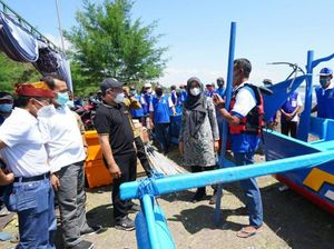 Banyuwangi Kembali Serahkan Bantuan 8 Kapal Fiber untuk Nelayan