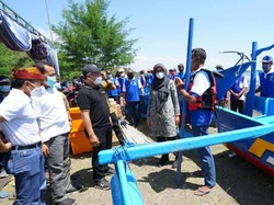 Banyuwangi Kembali Serahkan Bantuan 8 Kapal Fiber untuk Nelayan