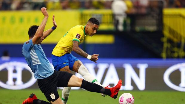 Brasil vs Uruguay MANAUS, BRAZIL - OCTOBER 14: Raphinha of Brazil kicks the ball on target to score the the third goal of his team during a match between Brazil and Uruguay as part of South American Qualifiers for Qatar 2022 at Arena Amazonia on October 14, 2021 in Manaus, Brazil. (Photo by Buda Mendes/Getty Images)
