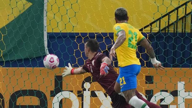 Brasil vs Uruguay Brazil's Gabriel Barbosa, right, scores his side's 4th goal against Uruguay during a qualifying soccer match for the FIFA World Cup Qatar 2022 at Arena da Amazonia in Manaus, Brazil, Thursday, Oct.14, 2021. (AP Photo/Andre Penner)