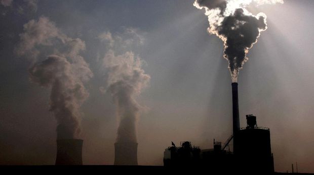 FILE PHOTO: A coal-burning power plant can be seen in the city of Baotou, in China's Inner Mongolia Autonomous Region, October 31, 2010.  REUTERS/David Gray/File Photo