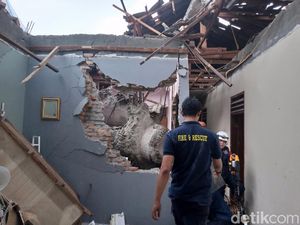 Puslabfor Polri Olah TKP Crane Jatuh di Depok Puslabfor Polri Olah TKP Crane Jatuh di Depok