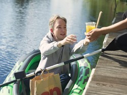 Cuma di Hamburg, Pesan Menu McDonalds Bisa dari Perahu di Atas Sungai!