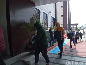 83 Debt Collector Pinjol Ilegal Sleman Tiba di Mapolda Jabar 83 Debt Collector Pinjol Ilegal Sleman Tiba di Mapolda Jabar