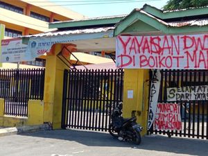 Penampakan Aksi Segel Kampus Usai Izin ITM Dicabut Nadiem Penampakan Aksi Segel Kampus Usai Izin ITM Dicabut Nadiem